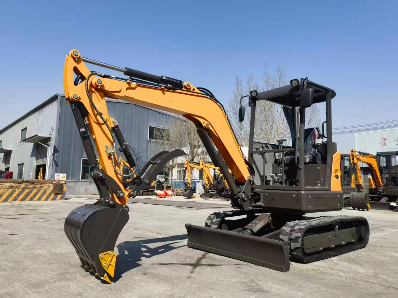 Mini-pelle P40 en action sur chantier – moteur Kubota