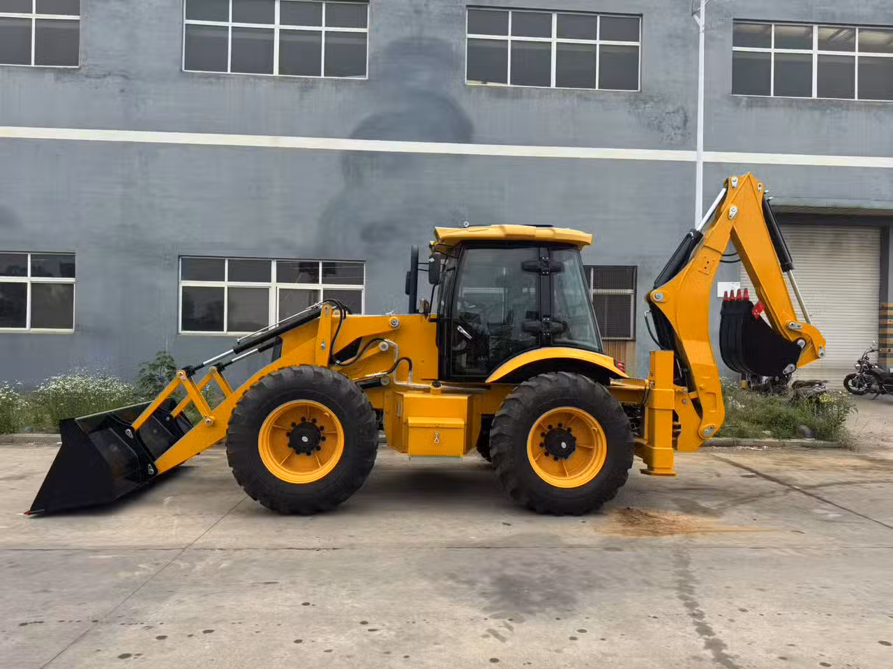Tractopelle 8 tonnes Europelles T80 - Alternative moins chère que JCB et Caterpillar au Maroc