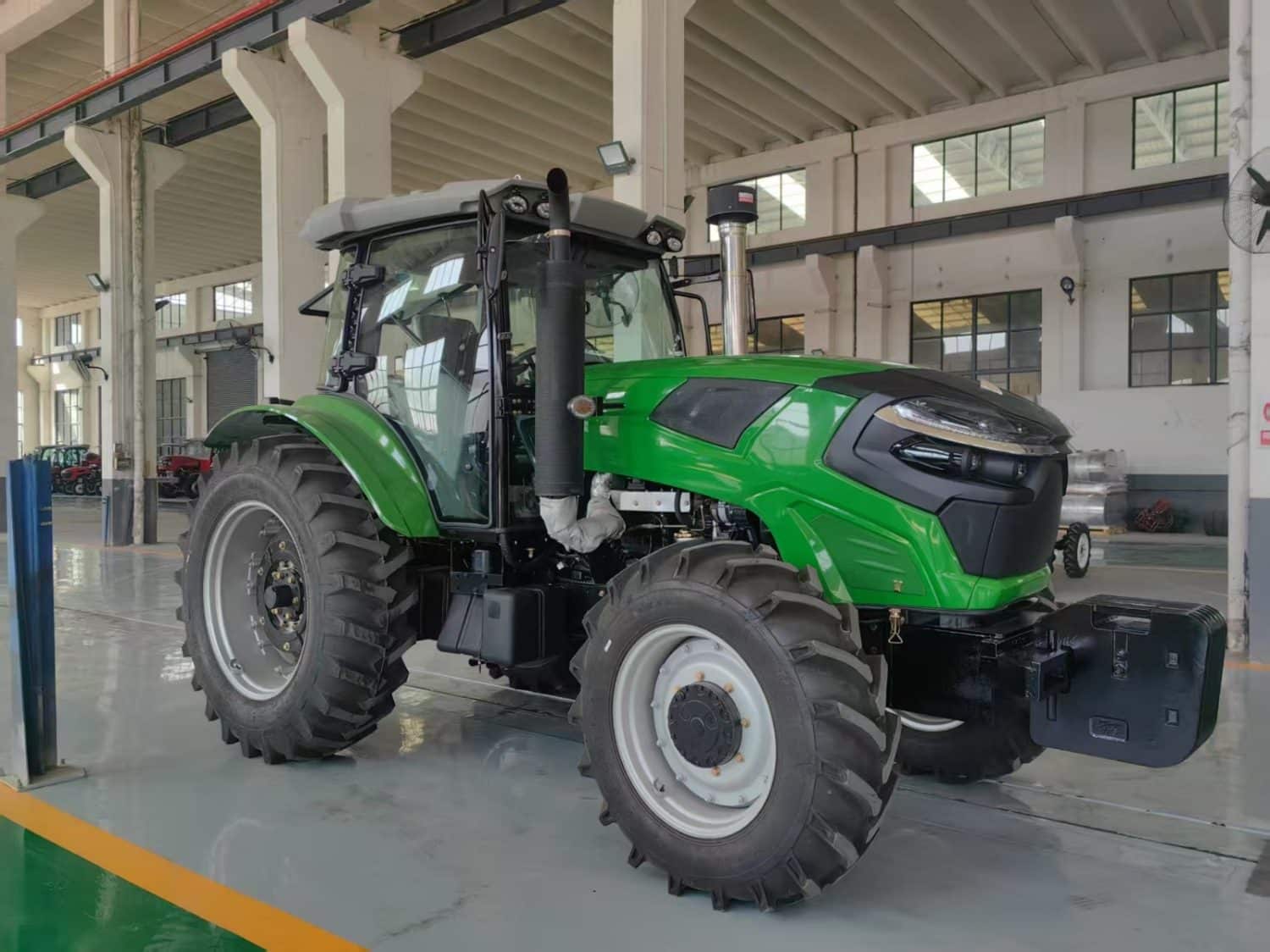 Tracteur agricole TT2104 210 HP 4x4 sur terrain agricole