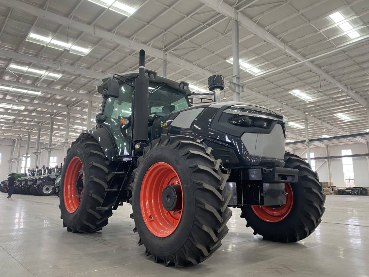 Tracteur agricole TT2604 4x4 sur terrain agricole avec voie 2020 mm